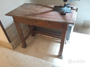 Tavolino antico e due sedie