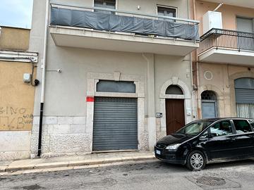 Locale a p.terra P.zza S.M. Vetere,10 mq.210