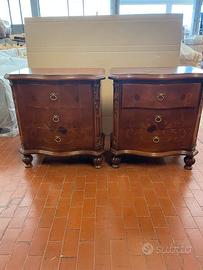 Coppia di comodini massello di noce inserto radica