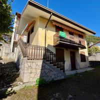 AFFASCINANTE ABITAZIONE IN STILE ALPINO CON VIT...