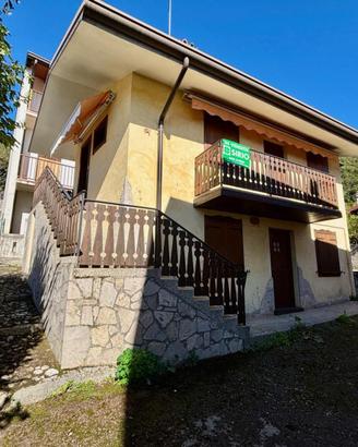 AFFASCINANTE ABITAZIONE IN STILE ALPINO CON VIT...