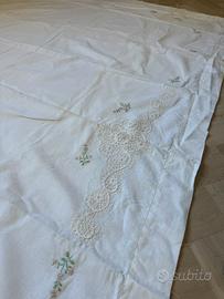 Lenzuolo matrimoniale vintage ricamato a mano