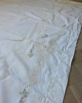 Lenzuolo matrimoniale vintage ricamato a mano