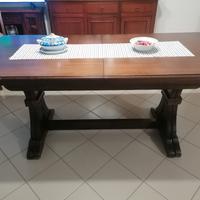tavolo e sedie in legno 