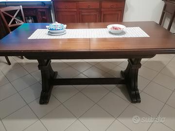 tavolo e sedie in legno 