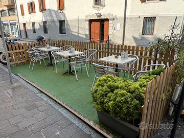 Giardino, pedana in legno con erba sintetica