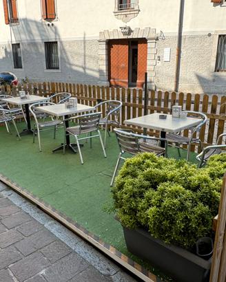 Giardino, pedana in legno con erba sintetica