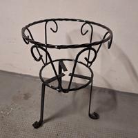 Porta vaso in ferro lavorato nero lucido 