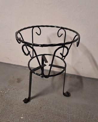 Porta vaso in ferro lavorato nero lucido 