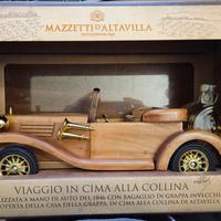 Modellino auto d’epoca in legno bottiglia Grappa