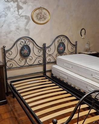 Lettini singoli in ferro battuto e materassi