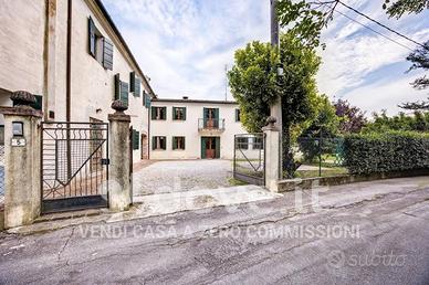 Casa indipendente di 260 m² con più di 5 locali e 