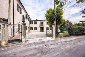 Casa indipendente di 260 m² con più di 5 locali e 