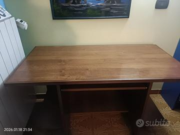 Scrivania in legno con ruote