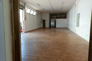 locale commerciale 230mq