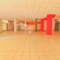 NEGOZIO A CAPRIATE SAN GERVASIO