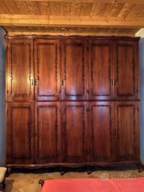 capiente armadio in legno