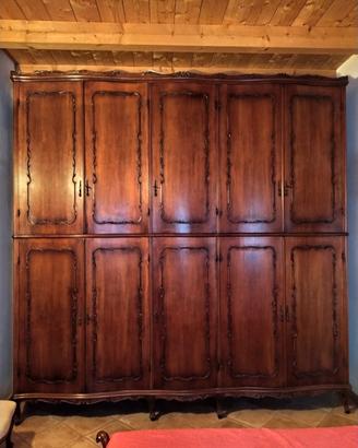 capiente armadio in legno