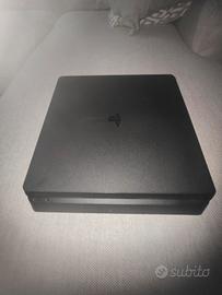 PlayStation 4 slim con due controller 