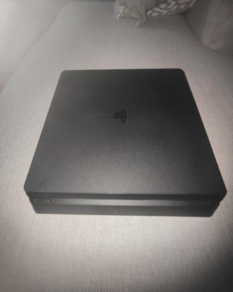PlayStation 4 slim con due controller 