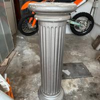 Colonna stile romana in gesso