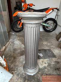 Colonna stile romana in gesso