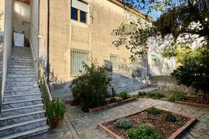 APPARTAMENTO CON CORTILE