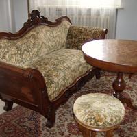 Divano 3 posti e 2 sgabelli