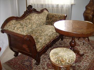 Divano 3 posti e 2 sgabelli