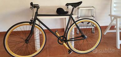 bici con profili dorati