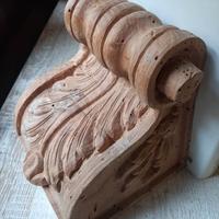 Capitello in legno intagliato