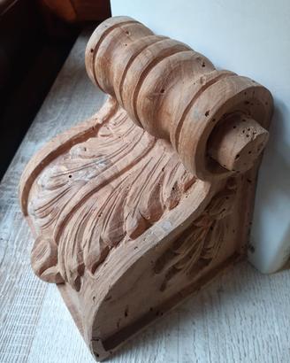 Capitello in legno intagliato