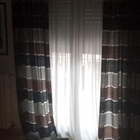 letto comodini lampadario in Swarovski più tenda