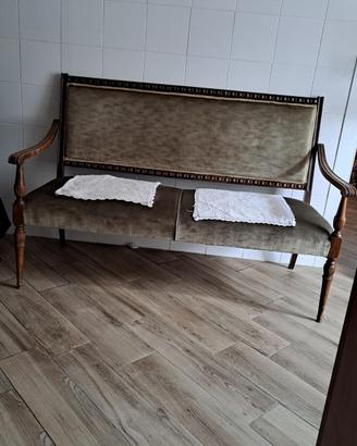 Divanetto con poltrone