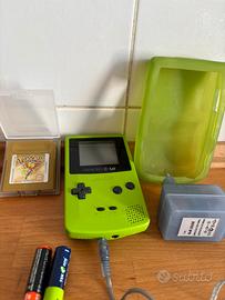 Game Boy Color Nintnedo con gioco Pokemon oro