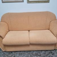 Divano due posti usato in buon colore giallo ocra