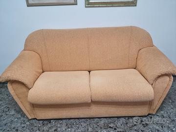 Divano due posti usato in buon colore giallo ocra