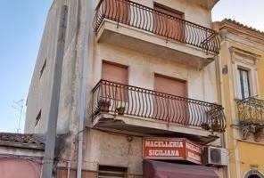 Palazzetto su 4 livelli con locale commerciale