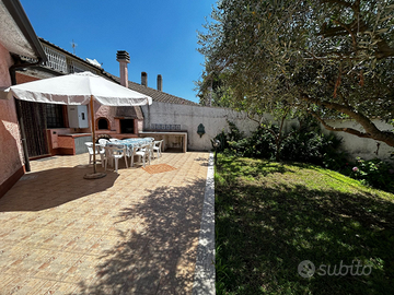 Grande villa con giardino