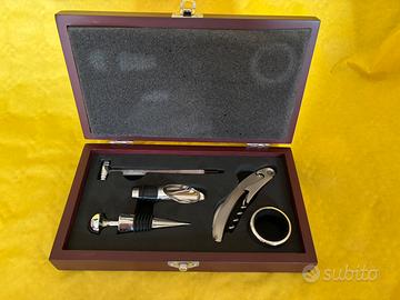 Elegante Set Accessori Vino in Cofanetto di Legno