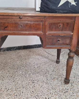 Armadio e scrivania antiquariato