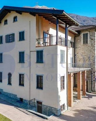 Casa indipendente di 955 m² con più di 5 locali e 