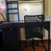 Scrivania IKEA MICKE con sedia girevole