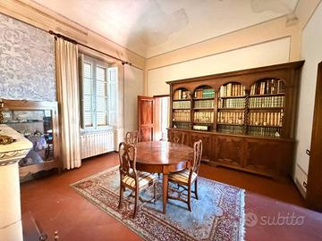 Casa indipendente di 160 m² con più di 5 locali a 
