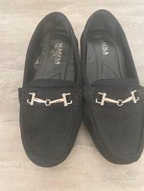 Mocassini camoscio con fibia argentata e brillanti