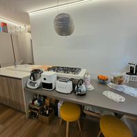 Cucina con isola in okite ed elettrodomestici.