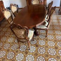 Arredamento: tavolo e sedie antichi