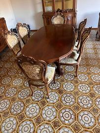 Arredamento: tavolo e sedie antichi