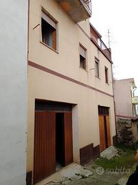 Nel centro di Anela in Via Roma 116