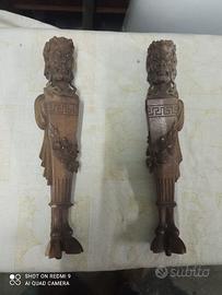 Coppia di statuette in legno decorative
